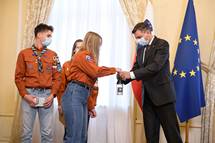 Predsednik Pahor skavtinjam in skavtom ob sprejemu Lui miru iz Betlehema: Ste e en glasnik prijazne besede in strpnosti