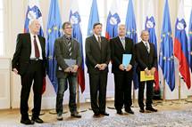Predsednik Pahor je na posebni slovesnosti v Predsedniki palai vroil dravna odlikovanja za doseke slovenskih alpinistov, plezalcev in planincev