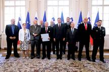 Predsednik Pahor na posebni slovesnosti v Predsedniki palai vroil dravni odlikovanji in listino o sodelovanju v enoti