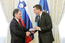 Predsednik republike Borut Pahor vroil dravno odlikovanje Thomasu J. Brandiju, astnemu konzulu Republike Slovenije v Kaliforniji