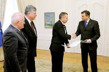 Predsednik Pahor prejel posebno spominsko medaljo Obmonega zdruenja veteranov vojne za Slovenijo 