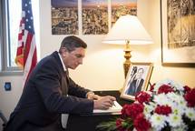 Predsednik Pahor se je vpisal v alno knjigo v spomin na umrlega nekdanjega predsednika ZDA Georgea H. W. Busha