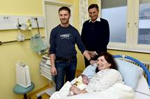 Predsednik Pahor na novoletni dan v jeseniki bolninici obiskal novorojenka in deurni ekipi