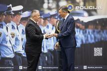 Predsednik Republike Slovenije je na posebni slovesnosti na Policijski akademiji v Tacnu vročil državno odlikovanje 21. generaciji Kadetske šole za miličnike, ki je zaključila šolanje 27. junija 1991