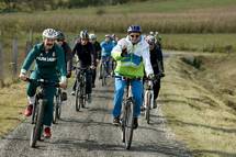 Slovenski in madarski predsednik v drubi otrok s kolesom po slovensko-madarski meji