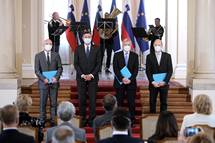 Predsednik republike je na posebni slovesnosti v Predsedniški palači vročil državna odlikovanja dr. Alešu Blincu, Aleksandru Merlu in dr. Marku Noču