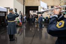Ob svetovnem dnevu spomina na rtve nacistinega genocida nad Romi in Sinti je garda Slovenske vojske v imenu predsednika republike poloila venec k spominski ploi