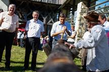 Predsednik Republike Borut Pahor izpolnil obljubo krajanom Dave