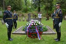 Garda Slovenske vojske v imenu predsednika republike poloila venec na judovskem pokopaliu v Dolgi vasi pri Lendavi