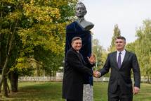 Predsednik Pahor in predsednik Milanovi sta skupaj odkrila spomenik Ljudevitu Gaju v Ljubljani