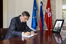 Predsednik Pahor se je vpisal vpisal v alno knjigo, odprto v spomin na umrlega dr. Janeza Kocijania