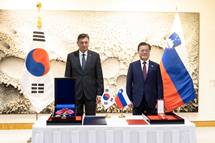 Predsednik Pahor odlikoval predsednika Republike Koreje Moona in prejel najvije odlikovanje Republike Koreje