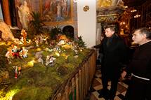 Predsednik Pahor si je na boini dan ogledal jaslice v franikanski cerkvi v Ljubljani