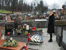 Vodja kabineta predsednika republike poloila venec na grob nekdanjega predsednika republike Drnovka