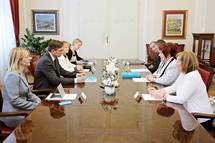 Varuhinja lovekovih pravic predsedniku Pahorju predala Letno poroilo Varuha lovekovih pravic RS za leto 2014