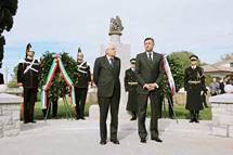 Predsednik Pahor in italijanski predsednik Mattarella skupaj na slovesnosti ob odkritju spomenika slovenskim vojakom, padlim na sokem bojiu v letih 1915-1917