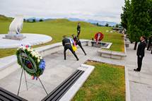 Predsednik republike ob dnevu dravnosti poloil venec na Pomnik padlim v vojni za Slovenijo '91