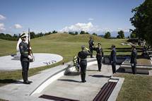 Predsednik Pahor ob dnevu dravnosti poloil venec na Pomnik padlim v vojni za Slovenijo 91