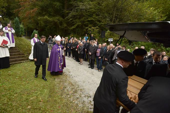 Predsednik Republike Slovenije Borut Pahor se je danesudeleil pietetne slovesnosti pred prietkom prenosa posmrtnih ostankov iz kostnice Hude Jame v Spominski park Dobrava pri Mariboru.