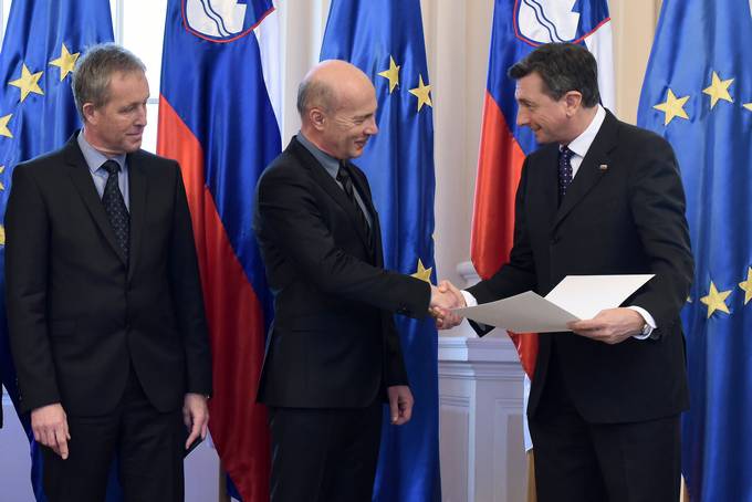 Predsednik republike Borut Pahor je ob prihajajoem slovenskem kulturnem prazniku predal listino o astnem pokroviteljstvu nad nacionalno knjino kampanjo »Slovenija bere«