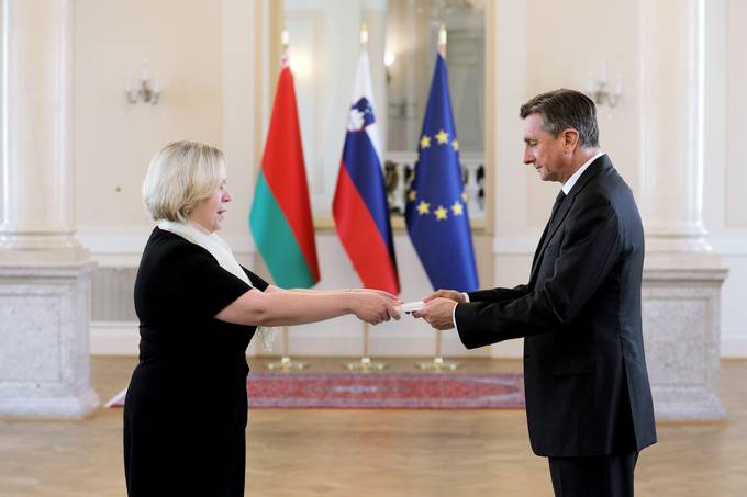 Novoimenovana izredna in pooblaena veleposlanica Republike Belorusije Alena Kupina je predsedniku Republike Slovenije Borutu Pahorju predala poverilno pismo