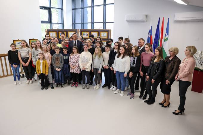 Predsednik Pahor se je sreal z uenci dvojezine slovensko madarske Osnovne ole Dobrovnik, ki so mu ob dnevu zemlje predstavili okoljevarstveni projekt "Kreativne okoljevarstvene opozorilne table"
