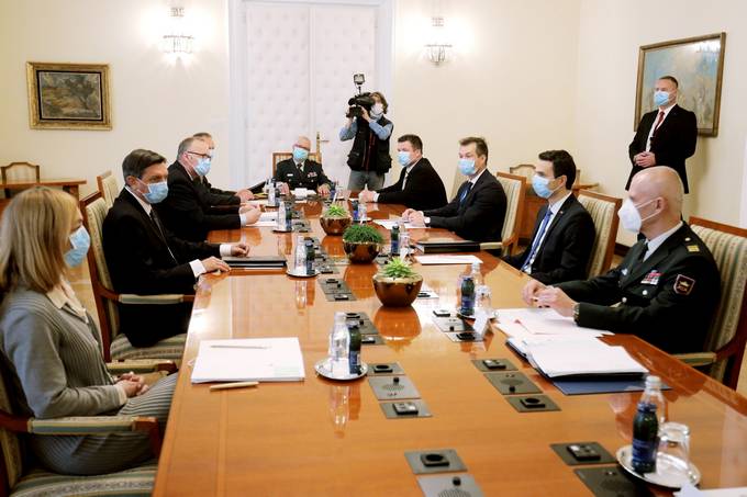 Minister za obrambo in naelnik generaltaba predsedniku republike predstavila letno poroilo o pripravljenosti Slovenske vojske