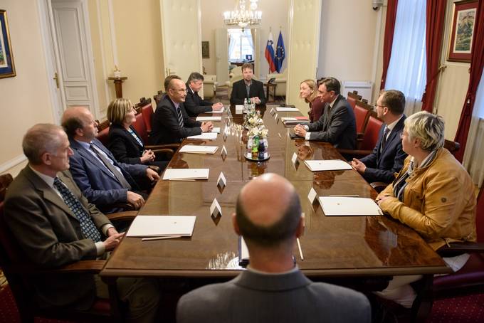 Predsednik Pahor je v asu svojega mandata vzpostavil reden dialog s Komisijo Vlade Republike Slovenije za reevanje vpraanj prikritih grobi. Tokratno sreanje je bilo e etrto sreanje predsednika republike s lani komisije.