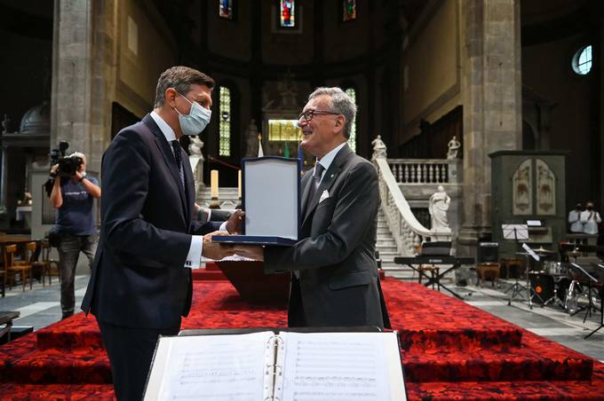 Predsednik Republike Slovenije Borut Pahor je prejel najvije priznanje festivala Mittelfest - v znamenje prijateljstva in hvalenosti za podporo festivalu in njegovi zavezanosti evropskim vrednotam.
