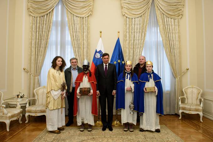 Predsednik republike je danes sprejel skupino kolednikov iz upnije Sostro in predstavnika Misijonskega sredia Slovenije