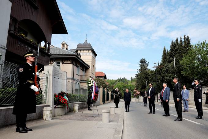 Predsednik Pahor je v poastitev dravnega praznika dneva upora proti okupatorju poloil venec k spomeniku OF v Roni dolini