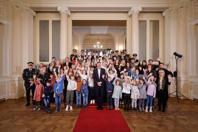 Uenke in uenci, ki so predsedniku republike v Tepanju priredili nepozaben sprejem s posebnimi astmi, danes obiskali Predsedniko palao, kjer jim je predsednik Pahor pripravil posebno preseneenje