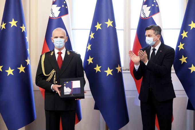 Predsednik Pahor je povial brigadirja Roberta Glavaa v in generalmajorja Slovenske vojske