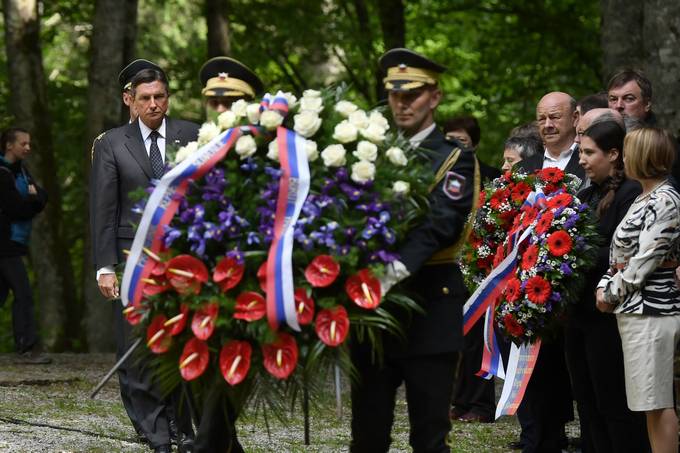 Predsednik republike je poloil venec k obeleju pred breznom pod Krenom