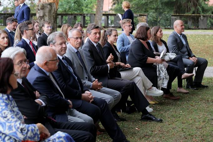 Enajsto tradicionalno sreanje in pogovor predsednika Pahorja s lani in lanicami Drutva v tujini izobraenih Slovencev VTIS: »Mladi in poklici prihodnosti – za zeleno in inovativno Slovenijo«