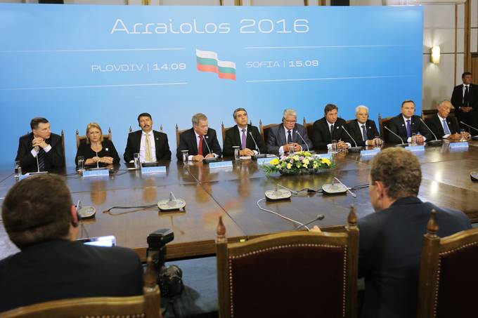 Predsednik Republike Slovenije Borut Pahor danes zakljuuje obisk v Bolgariji, kjer se je udeleil sreanja desetih predsednikov drav, ki ga gosti predsednik Republike Bolgarije Rosen Plevneliev.