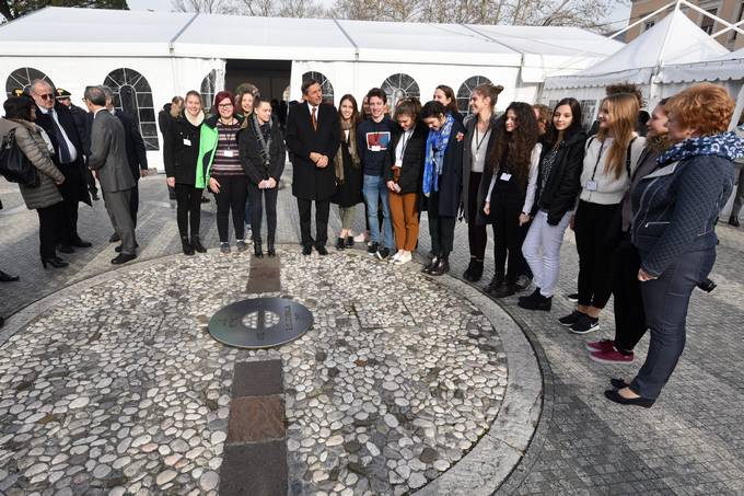 Predsednik Pahor se je na trgu med obema Goricama udeleil prireditve "Naa Evropa"