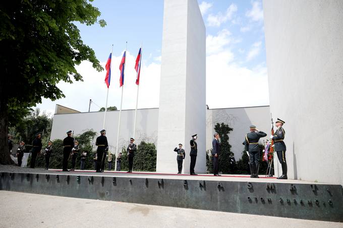 Pred sprejemom je predsednik republike poloil venec k Spomeniku vsem rtvam vojn in z vojnami povezanim rtvam na Kongresnem trgu v Ljubljani. Na spominsko slovesnost s poloitvijo venca je predsednik republike povabil tudi svojce padlih pripadnikov Teritorialne obrambe Republike Slovenije, Ministrstva za notranje zadeve in civilnih rtev ter ranjenih v vojni za Slovenijo