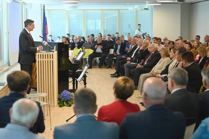 Predsednik Pahor ob 30-letnici vroil Zahvalo Skupnosti obin Slovenije in izrazil hvalenost za njihovo neprecenljivo delo v lokalni skupnosti