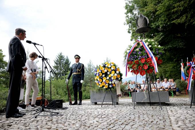 Predsednik republike na spominski slovesnosti ob 80. obletnici tragine usmrtitve 59 talcev na bistrikem klancu pri Naklem