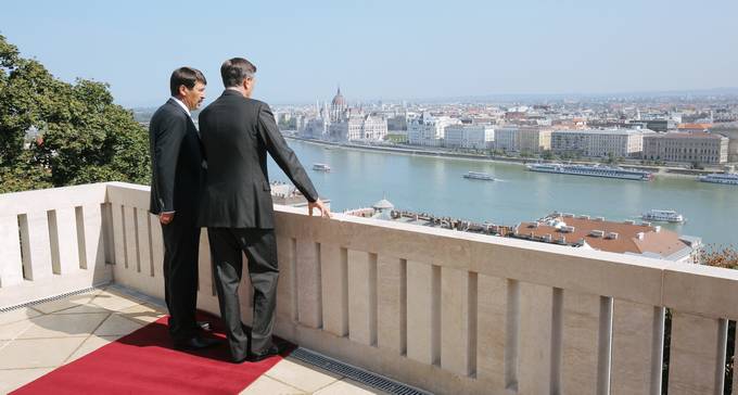 Predsednik Republike Slovenije Borut Pahor se mudi na uradnem obisku na Madarskem
