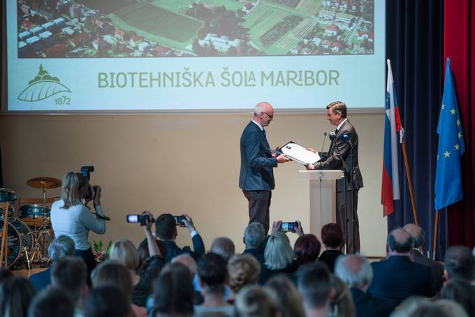 Predsednik Pahor Biotehniki oli Maribor, najstareji kmetijski oli na Slovenskem, ob 150-letnici vroil Zahvalo predsednika republike: »Drubo prihodnosti gradimo na slavni tradiciji«