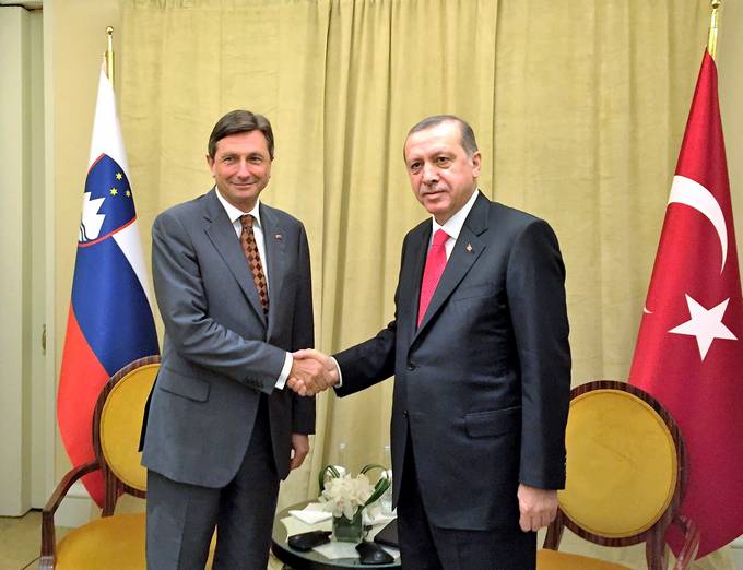 Predsednik republike Borut Pahor in predsednik Republike Turije Recep Tayyip Erdoğan sta ob robu generalne skupine Organizacije zdruenih narodov v New Yorku govorila o razmerah po nedavnem poskusu dravnega udara v Turiji