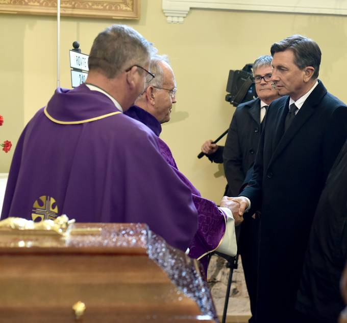 Predsednik Republike Slovenije Borut Pahor se je v Begunjah pri Cerkniciudeleil pogrebne mae ter pokopa rtev iz Krimske jame