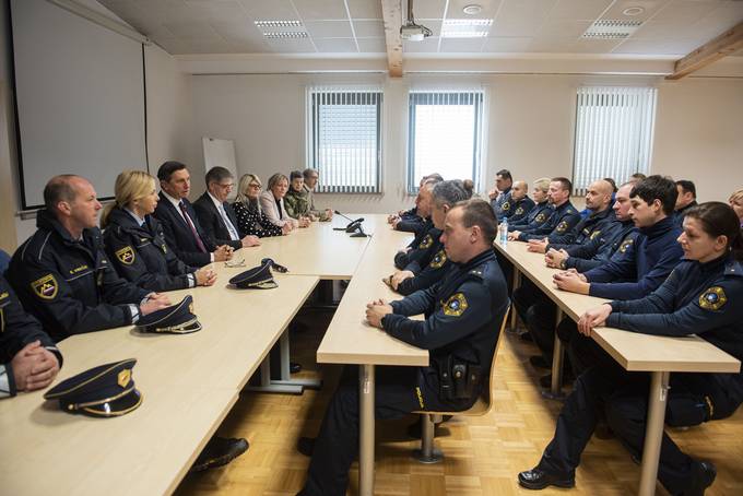 Predsednik republike je na zadnji dan letonjega leta obiskal policiste in vojake, ki skupaj varujejo juno mejo