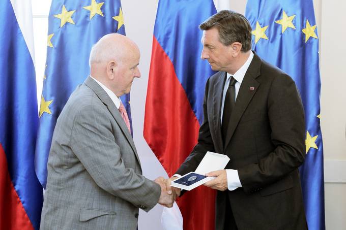 Predsednik Republike Slovenije Borut Pahor je na slovesnosti ob dnevu dravnosti v Predsedniki palai vroil dravno odlikovanje astni znak svobode Republike Slovenije Maksimiljanu Brezniku