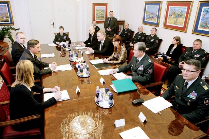 Pogovor ministrice za obrambo Republike Slovenije in naelnika Generaltaba Slovenske vojske pri predsedniku Republike Slovenije