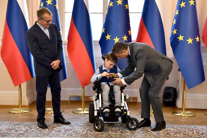 Predsednik Pahor je vroil priznanja Jabolko navdiha drutvu Palica Pomagalica in dobrodelni kratki, Jaki Krebsu, Mihi Deelaku in drutvu Rdei noski