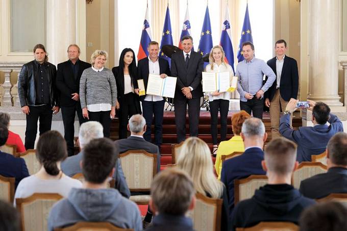 Predsednik Republike Slovenije Borut Pahor je danes na posebni slovesnosti v Predsedniki palai vroil dravni odlikovanji, ki sta ju prejela Janja Garnbret in Benjamin Savek