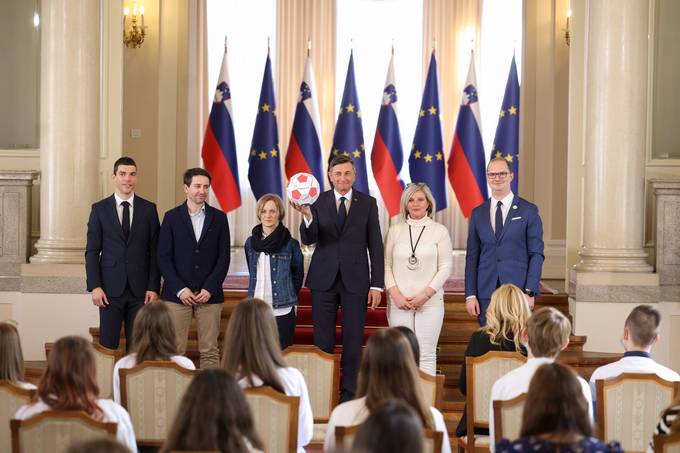 Predsednik republike je sprejel finalistki in finaliste projekta "Uitelj sem! Uiteljica sem!".